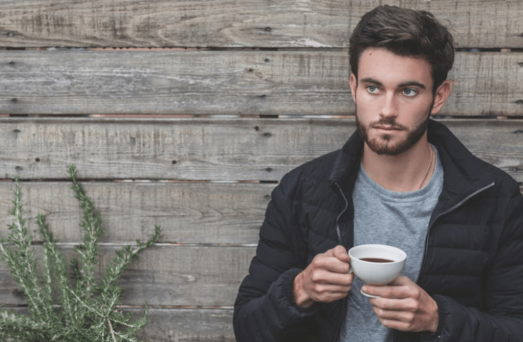 άνδρας πίνοντας τσάι για την πρόληψη της προστατίτιδας