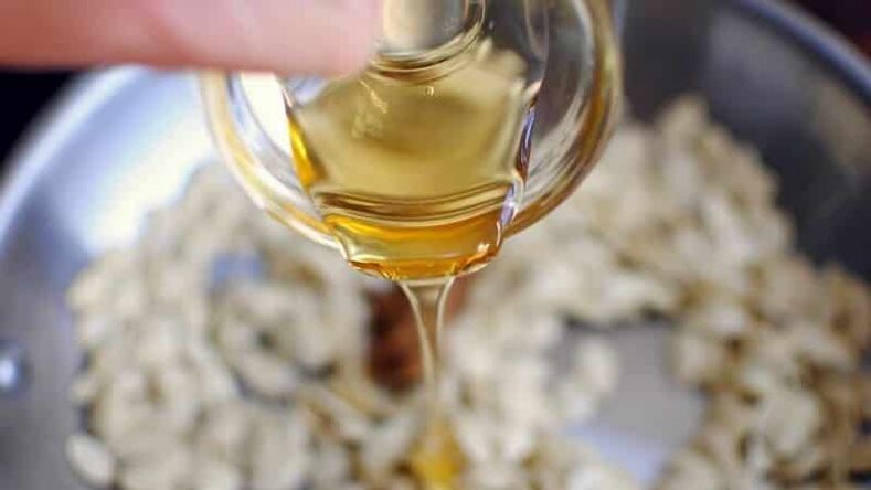 Το μέλι διπλασιάζει τη θεραπευτική δράση των κολοκυθόσπορων, ανακουφίζοντας τα συμπτώματα της προστατίτιδας